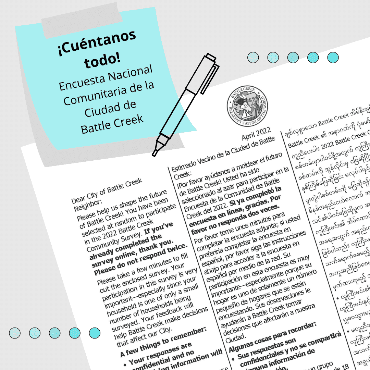 Gray background with blue sticky note promoting city community survey in Spanish text